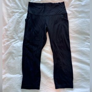 Lululemon black cropped pocket aligns size 8